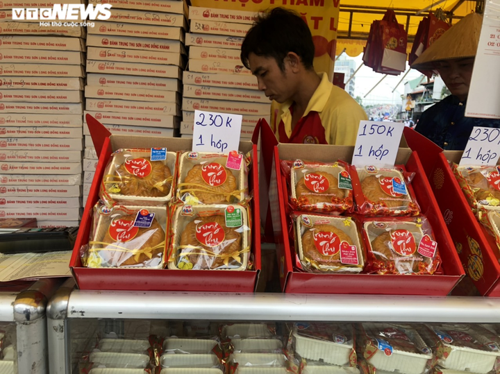 Ngày cuối, nhiều tiệm bánh trung thu ở TP.HCM giảm giá sốc... nhưng vẫn ế - 5