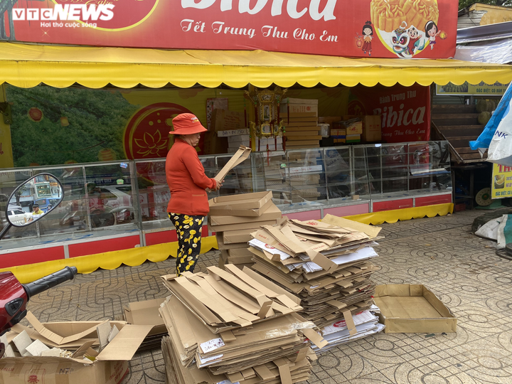 Ngày cuối, nhiều tiệm bánh trung thu ở TP.HCM giảm giá sốc... nhưng vẫn ế - 2