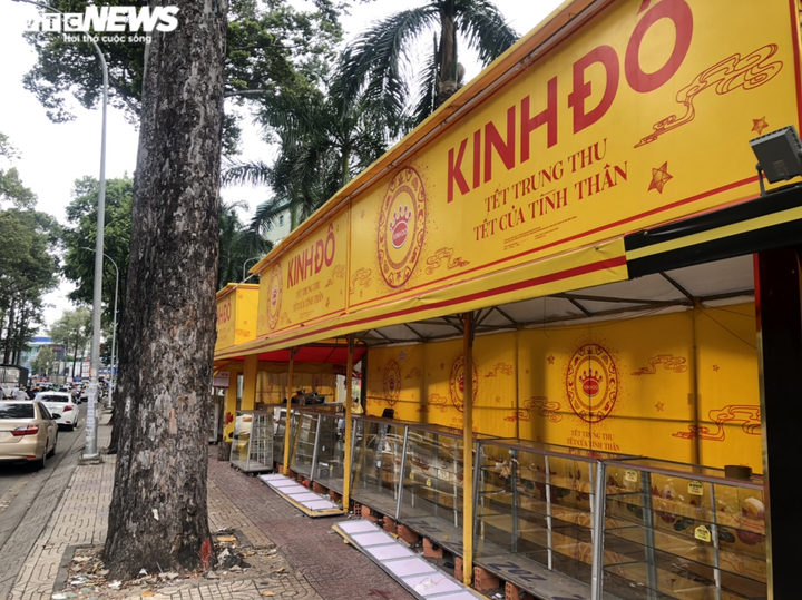 Ngày cuối, nhiều tiệm bánh trung thu ở TP.HCM giảm giá sốc... nhưng vẫn ế - 1