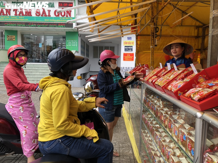 Ngày cuối, nhiều tiệm bánh trung thu ở TP.HCM giảm giá sốc... nhưng vẫn ế - 6