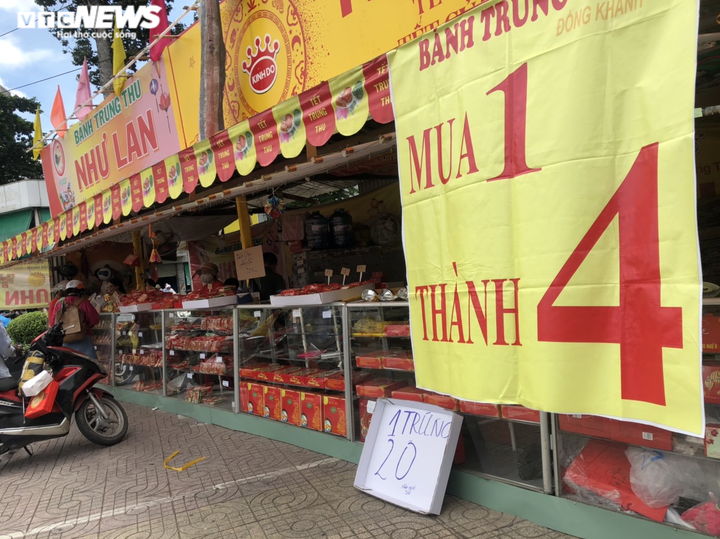 Ngày cuối, nhiều tiệm bánh trung thu ở TP.HCM giảm giá sốc... nhưng vẫn ế - 8