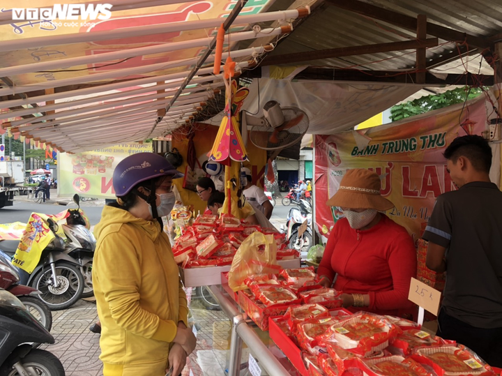 Ngày cuối, nhiều tiệm bánh trung thu ở TP.HCM giảm giá sốc... nhưng vẫn ế - 7