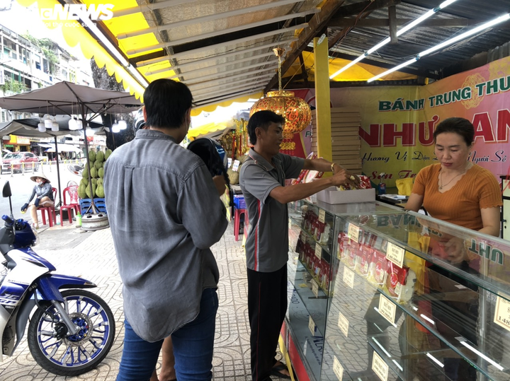 Ngày cuối, nhiều tiệm bánh trung thu ở TP.HCM giảm giá sốc... nhưng vẫn ế - 3