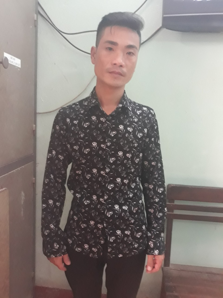 Vợ đòi ly hôn, chồng chốt cửa cầm dao dọa giết - 1