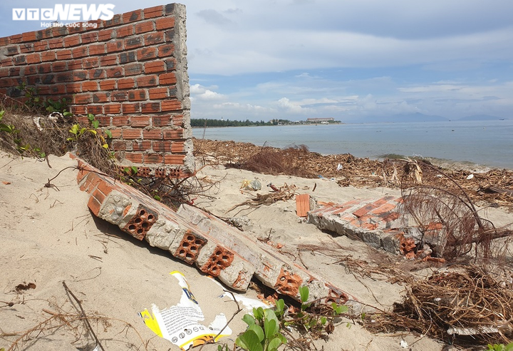 Ảnh: Sóng biển 'ngoạm' sâu vào bờ, dân Quảng Nam nơm nớp lo sợ - 3