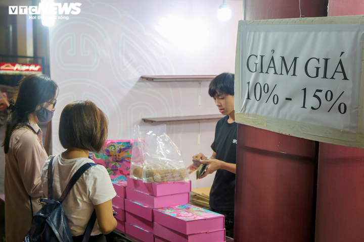 Bánh thừa nhiều, chủ quầy chấp nhận chốt lỗ trong đêm Trung thu - 9
