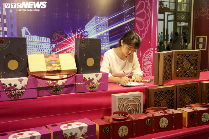 Bánh thừa nhiều, chủ quầy chấp nhận chốt lỗ trong đêm Trung thu - 10