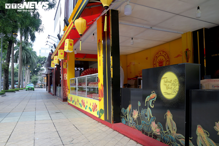 Bánh thừa nhiều, chủ quầy chấp nhận chốt lỗ trong đêm Trung thu - 2