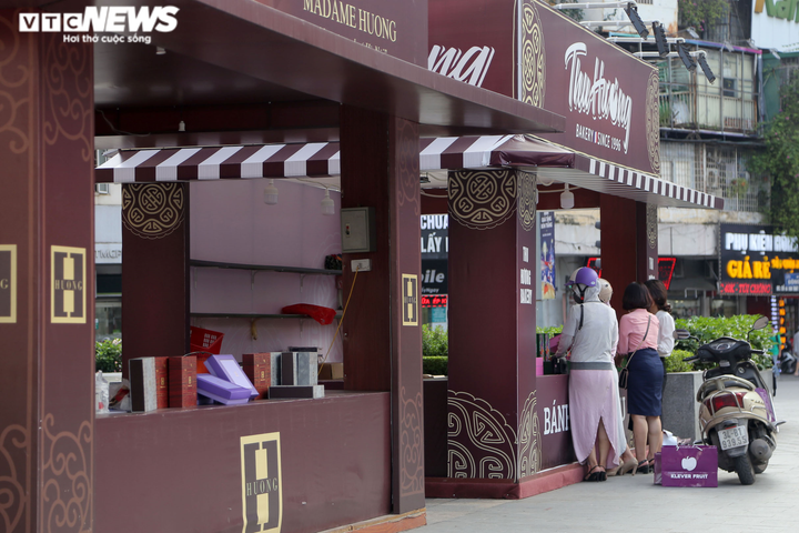 Bánh thừa nhiều, chủ quầy chấp nhận chốt lỗ trong đêm Trung thu - 7