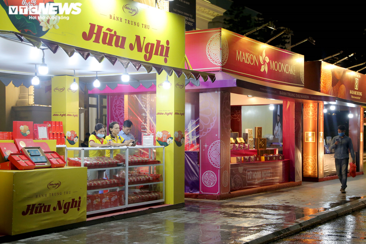 Bánh thừa nhiều, chủ quầy chấp nhận chốt lỗ trong đêm Trung thu - 8