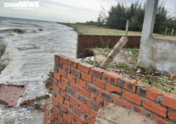 Ảnh: Sóng biển 'ngoạm' sâu vào bờ, dân Quảng Nam nơm nớp lo sợ - 8