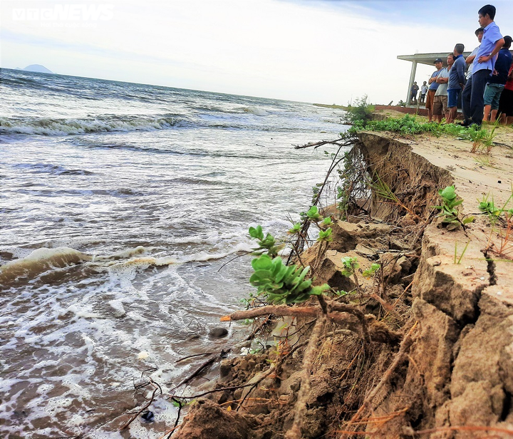 Ảnh: Sóng biển 'ngoạm' sâu vào bờ, dân Quảng Nam nơm nớp lo sợ - 4