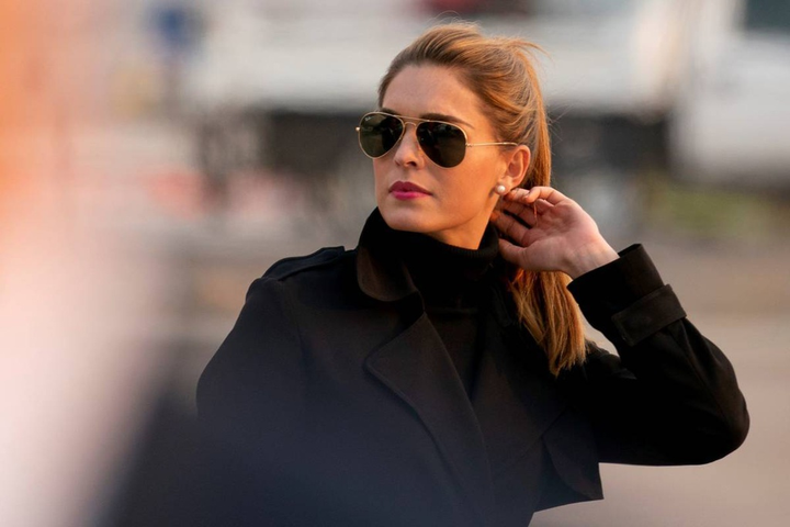 Chân dung nữ cố vấn xinh đẹp mắc COVID-19 của ông Trump - 4