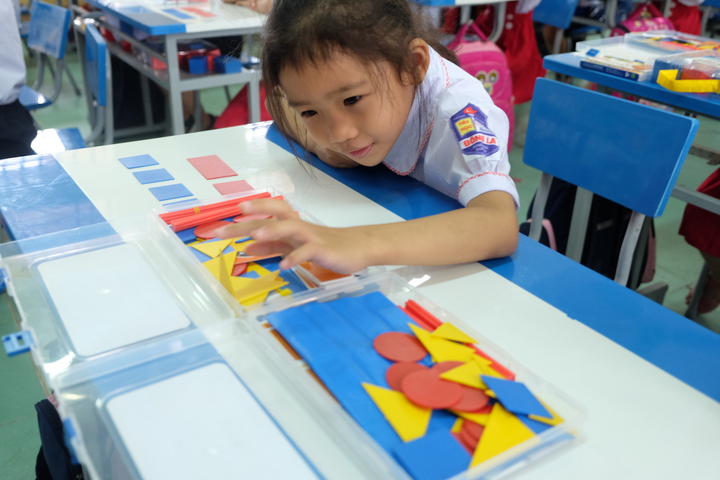 Trẻ 'còng lưng' học chữ, phụ huynh bế tắc vì Tiếng Việt 1 quá khó - 1