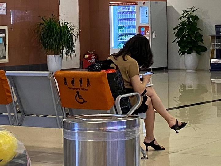 Bức xúc việc ghế ưu tiên 'bị chiếm' ở sân bay, cô gái khơi mào tranh cãi - 2