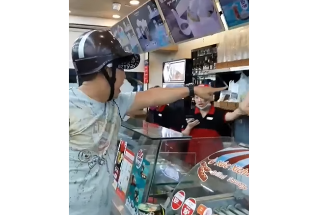 Clip ông bố đập đồ, dọa đốt cửa hàng trước mặt con nhỏ gây phẫn nộ - 1