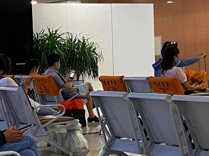 Bức xúc việc ghế ưu tiên 'bị chiếm' ở sân bay, cô gái khơi mào tranh cãi - 3