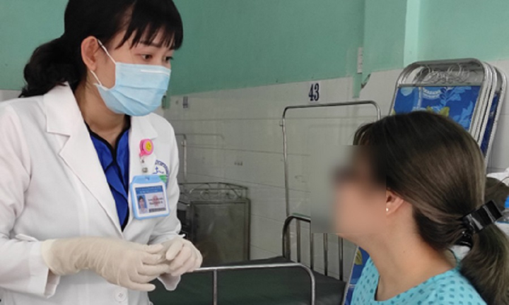 Ham rẻ tiêm filler giá 3,5 triệu đồng, mặt cô gái sưng phù, mưng mủ - 2