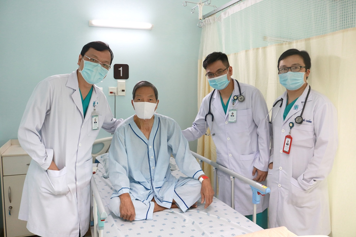 Giải thoát cụ ông 80 tuổi khỏi cơn đau tim nhờ kỹ thuật hiện đại nhất thế giới - 2