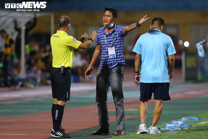 Cầu thủ suýt bỏ ra ngoài phản đối trọng tài, HLV Thanh Hóa kịp thời can ngăn - 8