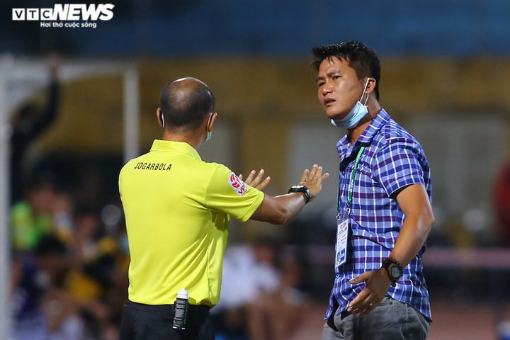 Cầu thủ suýt bỏ ra ngoài phản đối trọng tài, HLV Thanh Hóa kịp thời can ngăn - 9