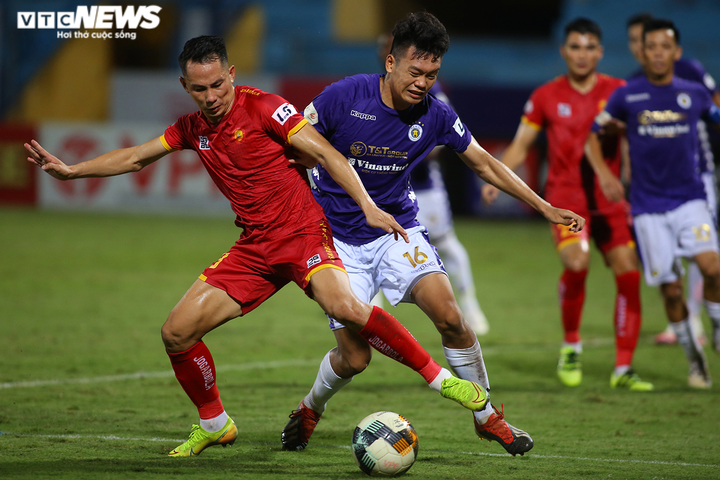 Cầu thủ suýt bỏ ra ngoài phản đối trọng tài, HLV Thanh Hóa kịp thời can ngăn - 6