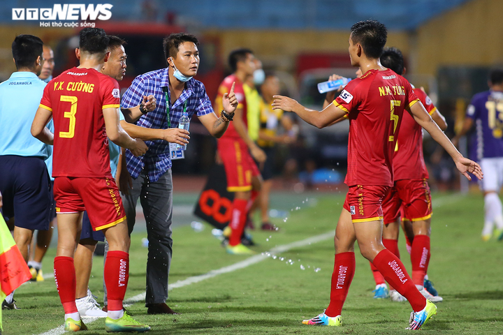 Cầu thủ suýt bỏ ra ngoài phản đối trọng tài, HLV Thanh Hóa kịp thời can ngăn - 4