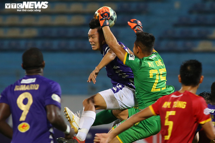 Cầu thủ suýt bỏ ra ngoài phản đối trọng tài, HLV Thanh Hóa kịp thời can ngăn - 7