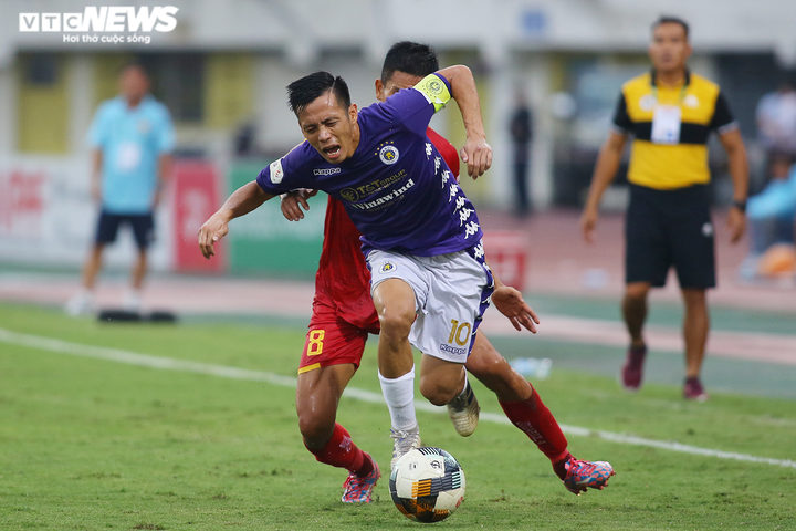 Cầu thủ suýt bỏ ra ngoài phản đối trọng tài, HLV Thanh Hóa kịp thời can ngăn - 11