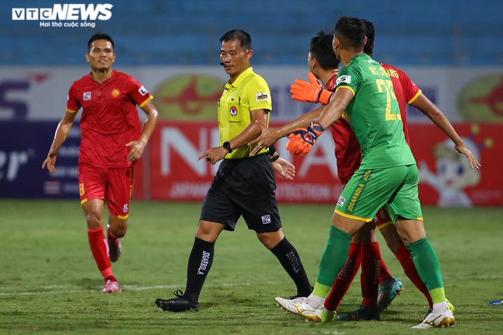Cầu thủ suýt bỏ ra ngoài phản đối trọng tài, HLV Thanh Hóa kịp thời can ngăn - 1