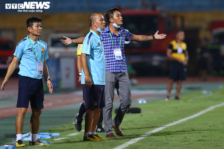 Cầu thủ suýt bỏ ra ngoài phản đối trọng tài, HLV Thanh Hóa kịp thời can ngăn - 3