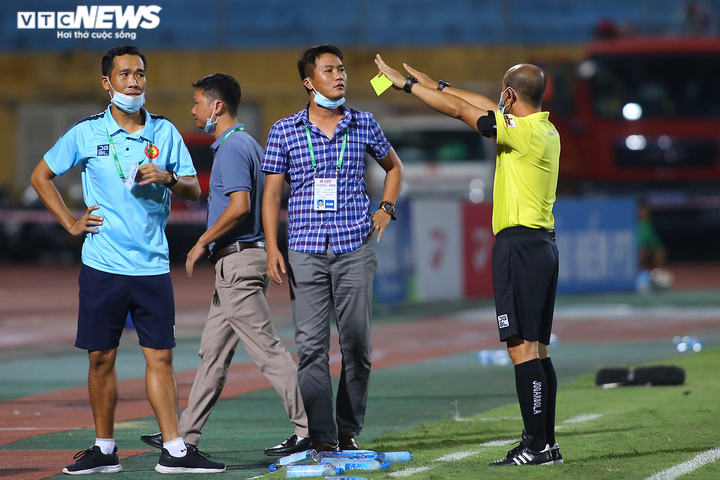 Cầu thủ suýt bỏ ra ngoài phản đối trọng tài, HLV Thanh Hóa kịp thời can ngăn - 10