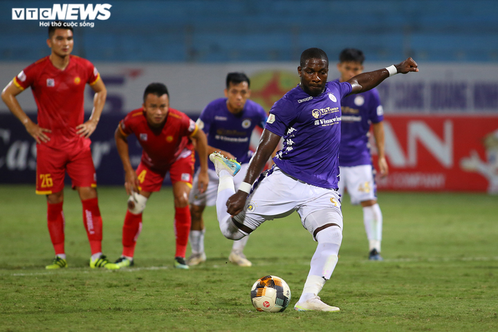 Cầu thủ suýt bỏ ra ngoài phản đối trọng tài, HLV Thanh Hóa kịp thời can ngăn - 5