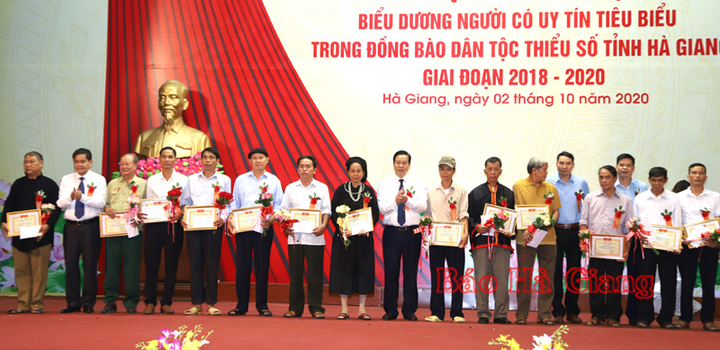 Hà Giang tuyên dương người có uy tín tiêu biểu đồng bào dân tộc thiểu số - 11