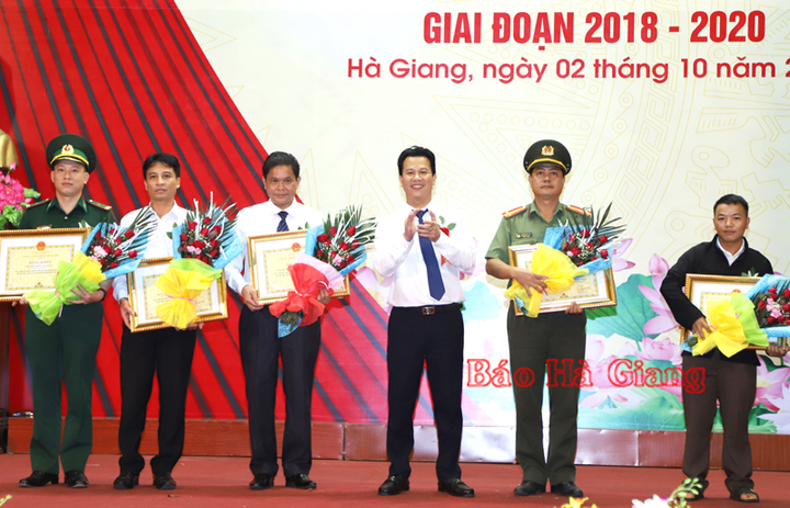 Hà Giang tuyên dương người có uy tín tiêu biểu đồng bào dân tộc thiểu số - 12