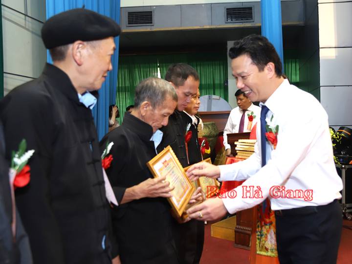 Hà Giang tuyên dương người có uy tín tiêu biểu đồng bào dân tộc thiểu số - 9