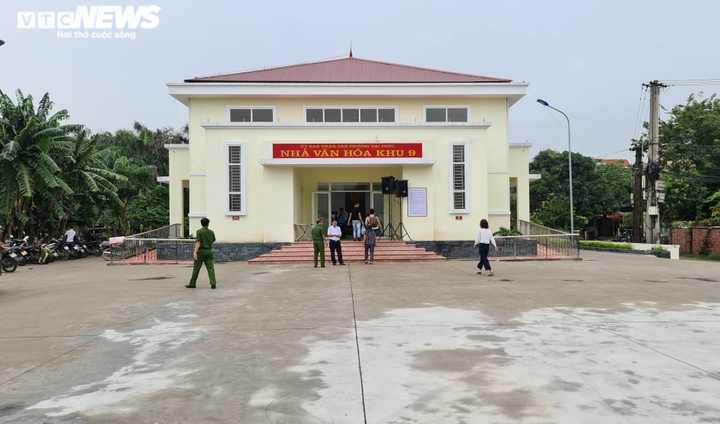 Ảnh: Chủ quán nướng bắt cô gái quỳ xin lỗi bị dẫn giải đến tòa xử lưu động - 1