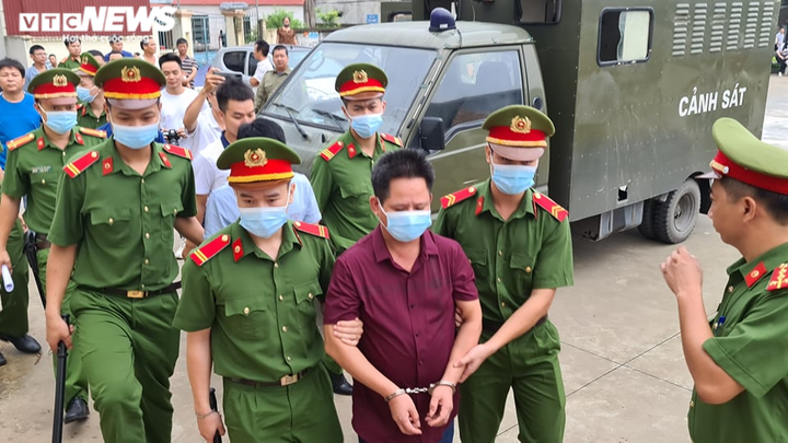 Ảnh: Chủ quán nướng bắt cô gái quỳ xin lỗi bị dẫn giải đến tòa xử lưu động - 3