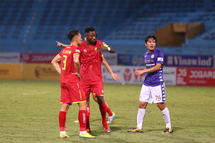 Cầu thủ suýt bỏ ra ngoài phản đối trọng tài, HLV Thanh Hóa kịp thời can ngăn - 2