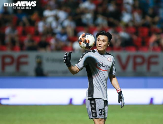 Lượt đi V-League 2020: Bùi Tiến Dũng kém cỏi, bắt 5 trận thủng lưới 10 lần - 1
