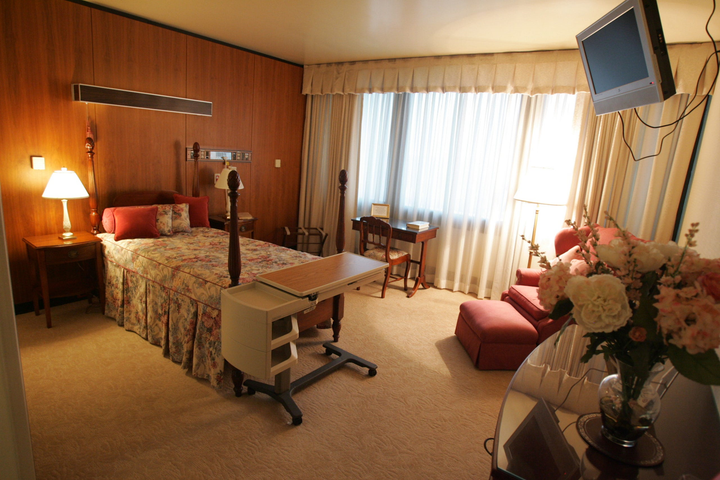 Ảnh: Có gì đặc biệt bên trong bệnh viện điều trị COVID-19 cho Tổng thống Trump? - 4