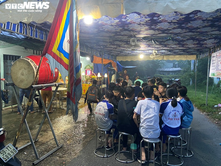 Mẹ bé gái bị tôn sắt trên xe ba bánh đâm chết: 'Tôi không nhận ra con mình nữa' - 2