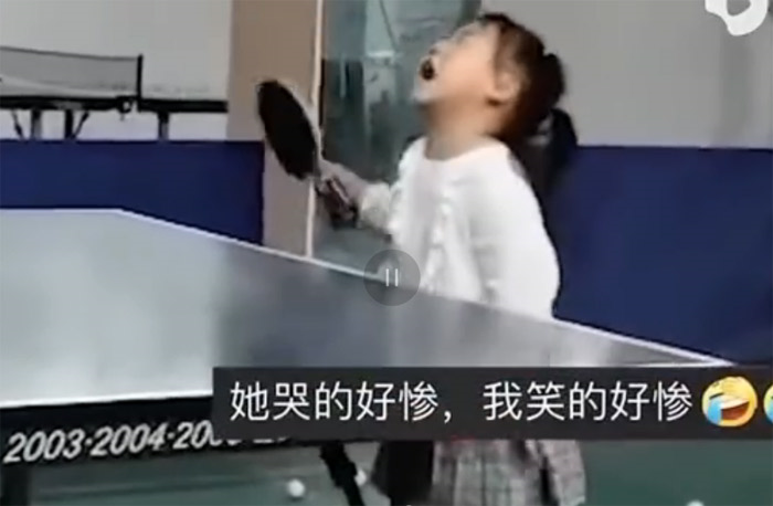 Cô bé 3 tuổi vừa đánh bóng bàn vừa khóc và bài học phía sau - 1