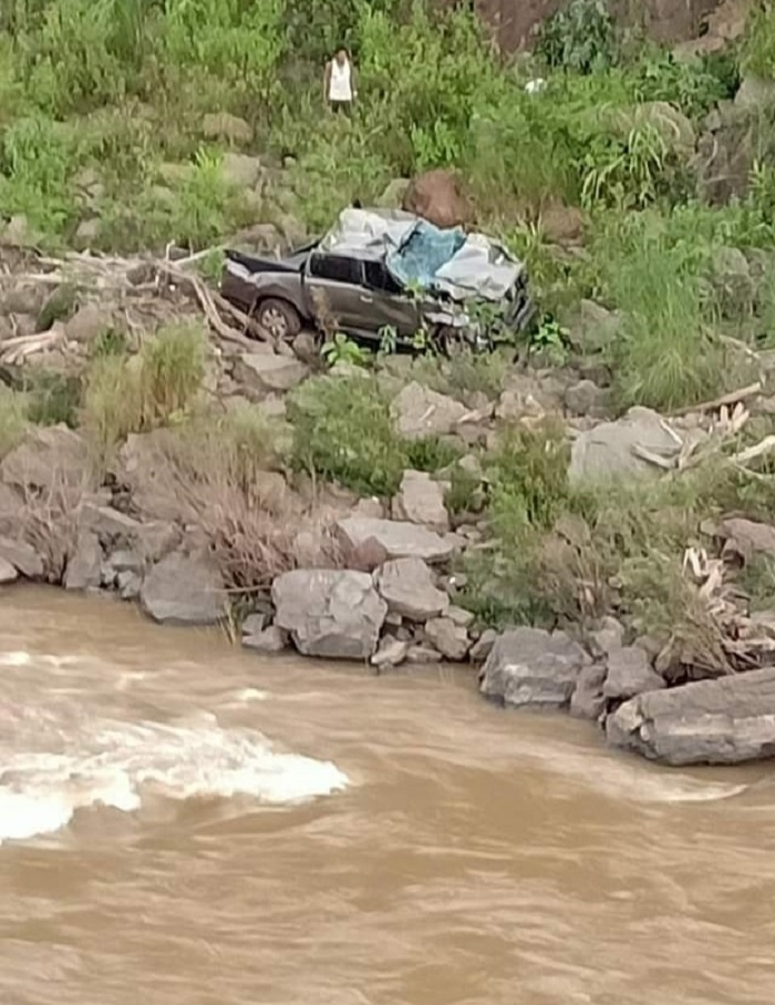 Ảnh: Hiện trường ô tô lao xuống vực ở Nghệ An, hiệu phó và cô giáo thiệt mạng - 1