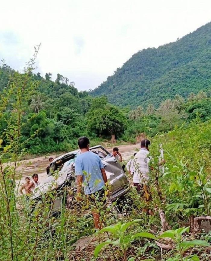 Ảnh: Hiện trường ô tô lao xuống vực ở Nghệ An, hiệu phó và cô giáo thiệt mạng - 2
