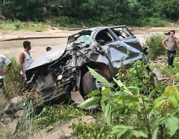 Ảnh: Hiện trường ô tô lao xuống vực ở Nghệ An, hiệu phó và cô giáo thiệt mạng - 3