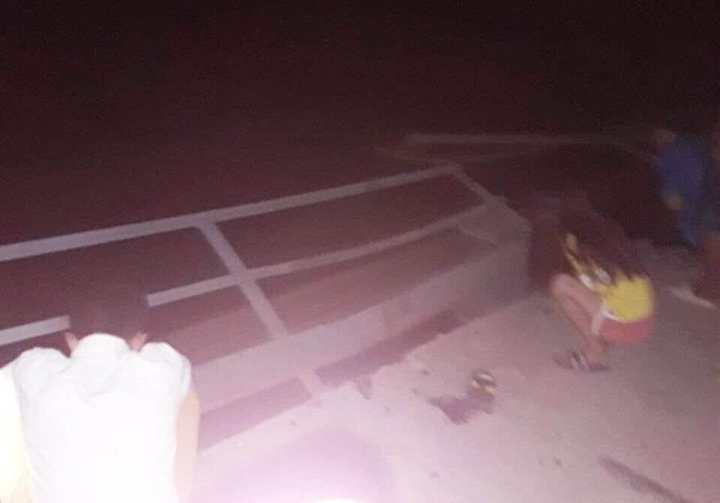 Nghệ An: Ô tô đâm bay lan can cầu treo, rơi xuống sông - 1