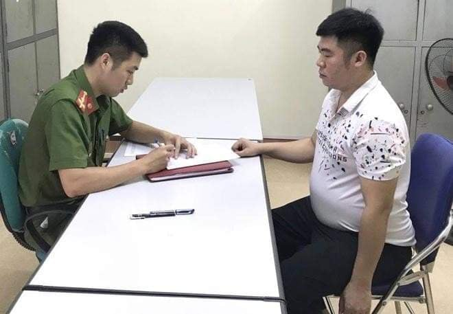 Lào Cai: Kẻ xông vào lớp tát bé gái 2 tuổi trình diện công an - 1