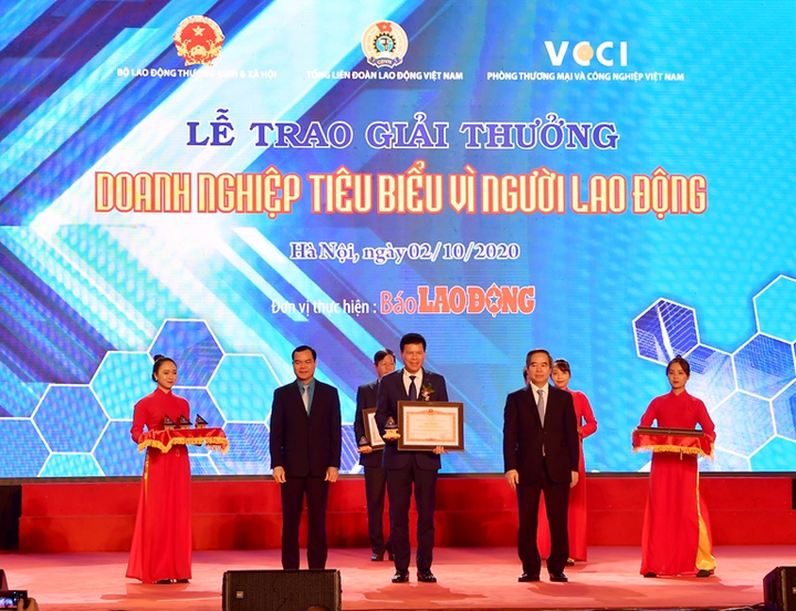 Vietcombank được tặng Bằng khen 'Doanh nghiệp tiêu biểu vì người lao động' - 1
