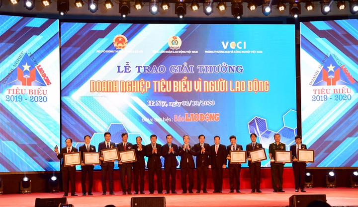 Vietcombank được tặng Bằng khen 'Doanh nghiệp tiêu biểu vì người lao động' - 2